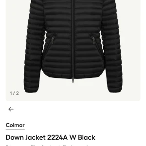 Svart dunjacka från Colmar - Säljer en svart dunjacka från Colmar med huva och dragkedja framtill. Jackan har två snedställda fickor med dragkedja och ett diskret Colmar-märke på ärmen. Den är lätt, quiltad och perfekt för kyliga dagar.