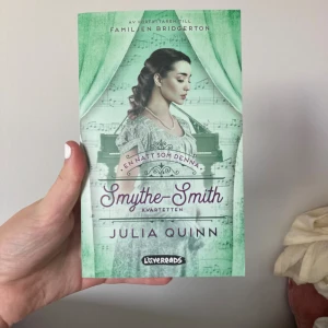 En natt som denna (Smythe-Smith-kvartetten) - Följ med till 1800-talets London och Smythe-Smith-kvartettens värld! En romantisk och charmig berättelse om hemligheter, musik och oväntad kärlek. Perfekt för dig som gillar historiska romanser och vill drömma dig bort till en annan tid.