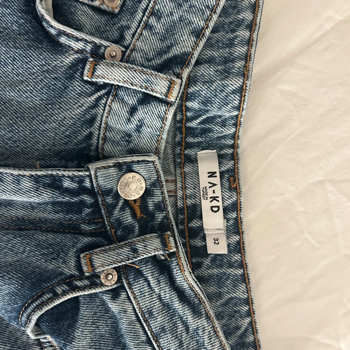 Blå ripped jeans från NA-KD, wide fit - 2