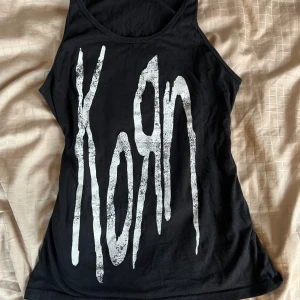 Svart Korn linne med tryck - Assnyggt korn-linne, köpt på deras konsert på Gröna Lund 2022. Jätteskönt material och superbra skick. 