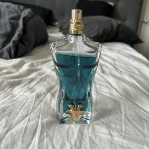 BYTER ELLER SÄLJER Jean Paul Gaultier Le Beau edt 125ml - Stilren och ikonisk parfym från Jean Paul Gaultier.  Flaskan rymmer 125 ml och är tillverkad i Spanien. Perfekt för dig som vill sticka ut med en klassiker i samlingen.