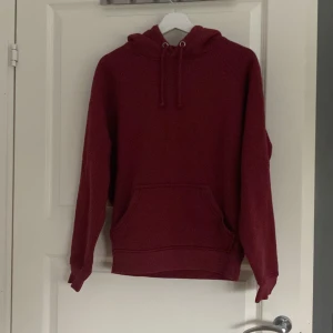 Vinröd hoodie från BikBok XS - Vinröd hoodie från BikBok i storlek XS. Klassisk modell med huva, snörning och magficka. Mjuk och skön, perfekt till chill dagar. Långärmad och i en väldigt populär vinröd färg inför hösten🍂♥️