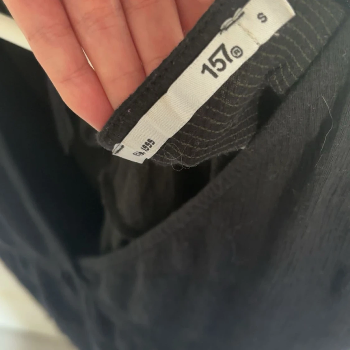 Svart blus med v-ringning från 157 - 3