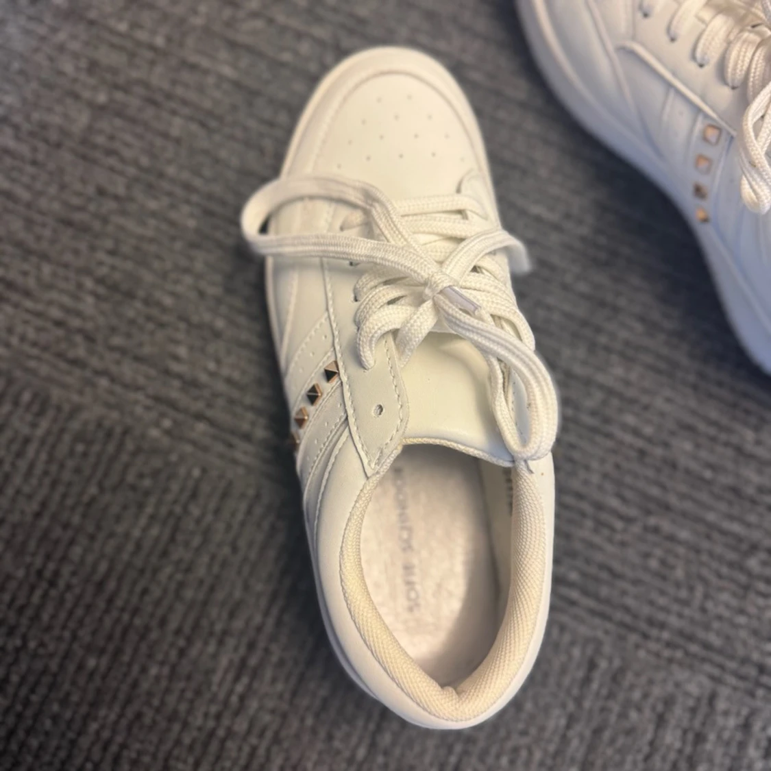 Sofie Schnoor Vita sneakers med nitar och snörning - 1