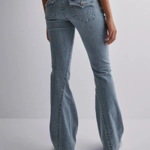 Bootcut jeans i ljusblå denim - True religion jeans lowaist, andvända men inte slitna på något sett dem är som i nyskick! Skriv innan ni köper💞