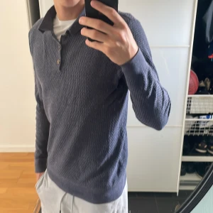 John Henric långärmad  - Säljer denna extremt unika och skugga John Henric tröjan med knappar, perfekt till höstvädret som kommer i storlek S 