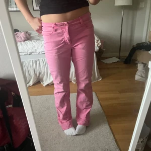 Rosa jeans MAC - Supersnygga rosa lågmidjade jeans från märket MAC! Jättebra skick