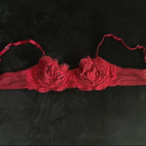Victoria’s Secret bh  - BH från Victorias secret. Mörkröd färg och är push-up utan padding. 70b men skulle passa en större Akupa också. 