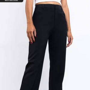 Svarta kostymbyxor från Madlady - Svarta kostymbyxor ifrån Madlady. Storlek 32 och längd Regular men är stretchiga så passar 34 också. Denna storlek och längd är slutsåld på Madladys hemsida. Säljer för att jag inte använder längre. Köpt för 649kr och säljer för 240kr. Skriv för mer bilder! 💓 