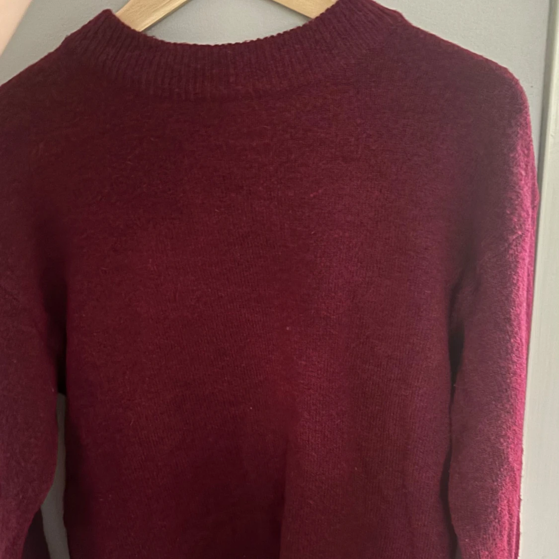 Vinröd stickad tröja från Stories XS - 2