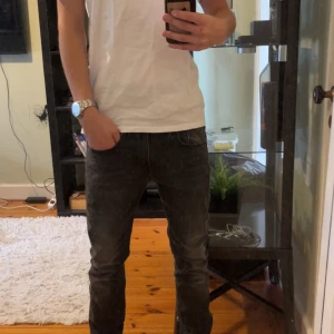 Replay Anbass W29 L32 - Sjukt snygga replay jeas, säljer då ja dem inte kommer till användning! Pris kan diskuteras vid snabb affär!🤩 Passform: slim fit. Skriv vid intresse.🫡🤩🤩