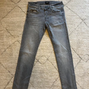 Grå skinny jeans från Jack & Jones - Riktigt schysst grå jeans från Jack & Jones i skinny passform! | storlek: 31/32 | skick: 9/10 | modell: Slim Glenn| hör av dig vid andra frångår och funderingar!