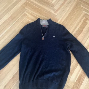 Mörkblå merinoullströja från Morris - Mörkbå halvzip tröja från Morris i storlek s. 100% merinoull. Riktigt stilren. Inga defekter eller håll har krympt väldigt lite i tvätten. Pris kan diskuteras 