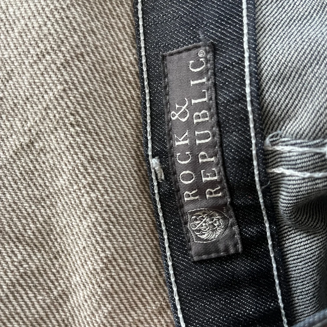 Rock & Republic mörka jeans med brodyr - 3