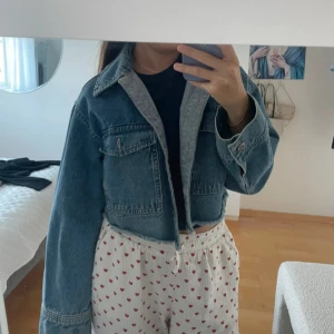Croppad jeansjacka i blå denim - Knappt använd 