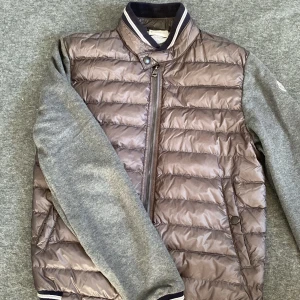 Moncler cardigan - Moncler cardigan ~ skick 10/10 ~ inga defekter ~ äkta med bevis ~ storlek M ~ vid frågor skriv
