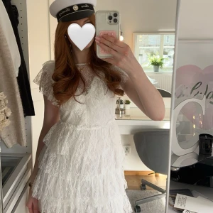 Studentklänning - Säljer nu min fina studentklänning 🩷Jag hade den under champagne frukosten och ursprunget på student dagen och var såå nöjd, kunde inte valt en bättre klänning. Så fin och perfekt då det är lätt att röra sig i den, inte tajt någonstans. Hoppas nu att någon mer kan få användning utav denna fantastiska klänning på sin stora dag! (Det är en mycket populär klänning som är helt slutsåld på Bubbleroom hemsida) Nypris 899kr