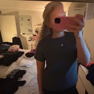 Mörkgrå topp från & Other Stories - Topp från &otherstories 