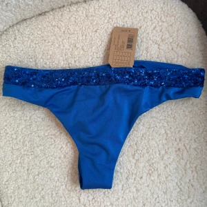 Blå bikiniunderdel Calzedonia - Blå bikiniunderdel med glitter från Calzedonia, storlek: M, prislappen kvar!! Nypris: 20€