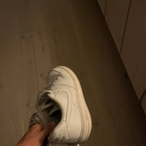 Nike Air Force 1 vita sneakers - Vita airforce . Fins allt förutom undersidan. Men det är inget som syns eller påverkar. Vita och rena samt knappt creasade alls. Nypris 1299. Mitt pris kan alltid diskuteras.