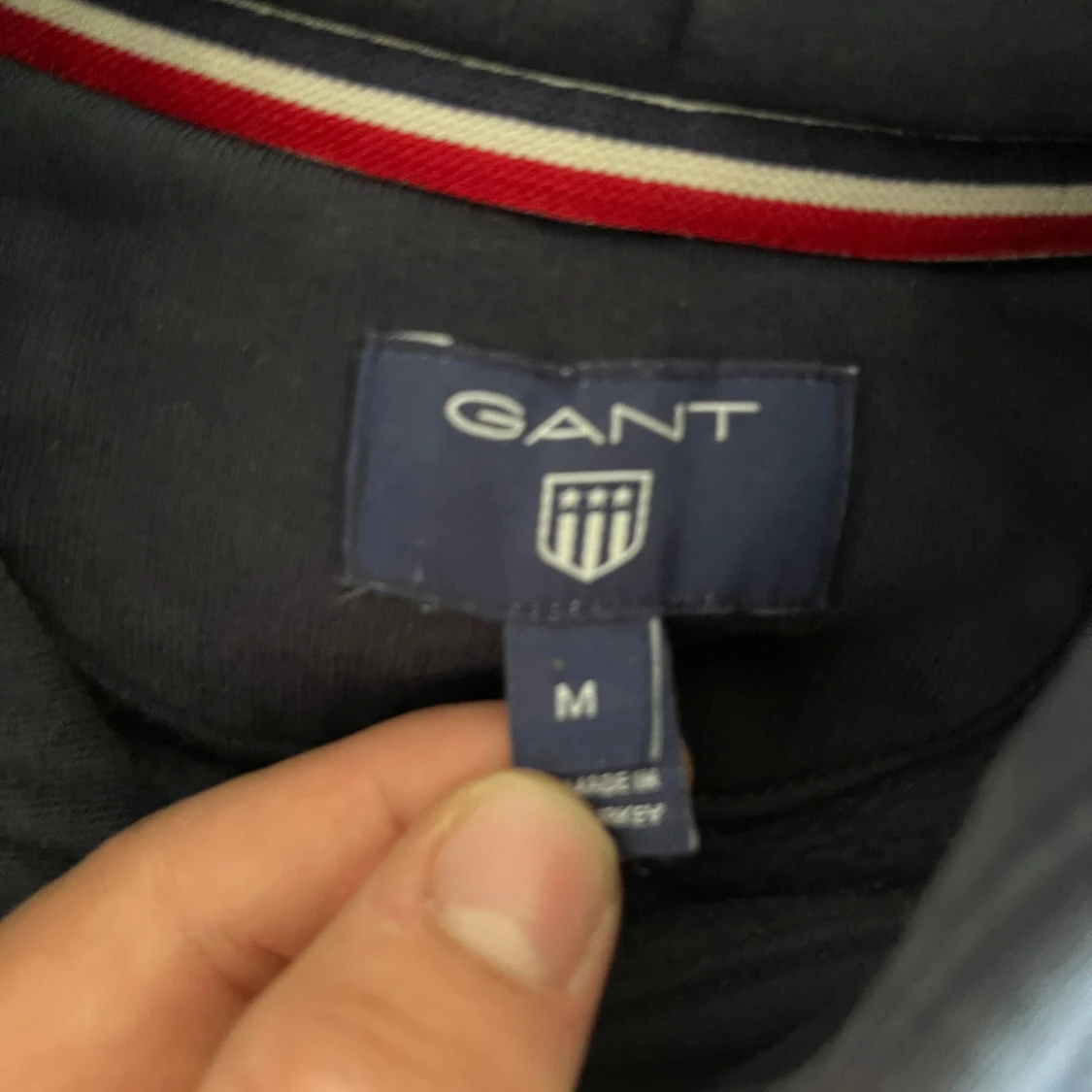 Marinblå hoodie från GANT med logga - 1