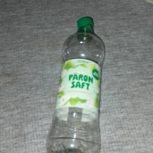 Päronsaft flaska - Den e tom men man kan alltid fylla med vatten