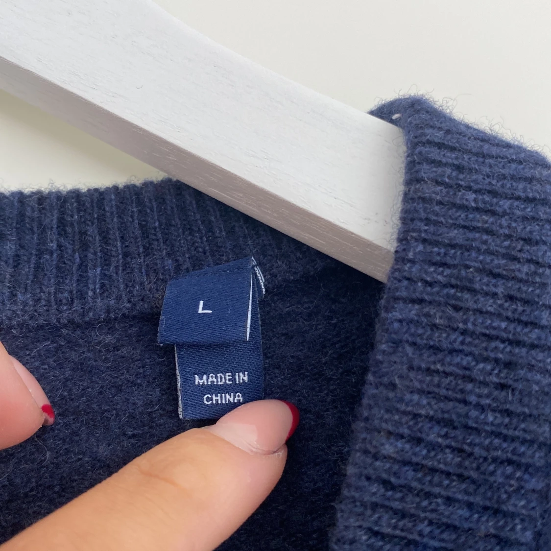 Mörkblå ulltröja med v-ringning GANT - 2