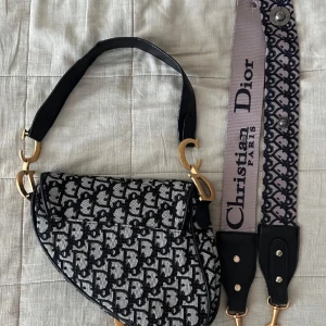 Svart Sadel väska - Jättefin Saddle bag, i mycket bra skick. Fått i present. Kommer ej till användning längre. Lång axelband följer med! 