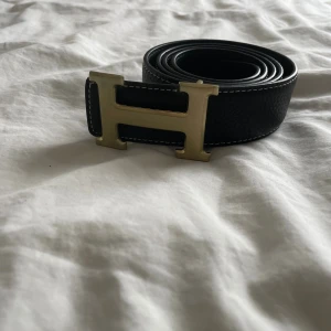 Hermesss  bälte helt nytt hållgörare ingår.  - Hermesss  bälte helt nytt hållgörare ingår. Väldigt snygg bälte med fina detaljer perfekt för att håla dina byxor uppe följ våran TikTok Scandinavia_market