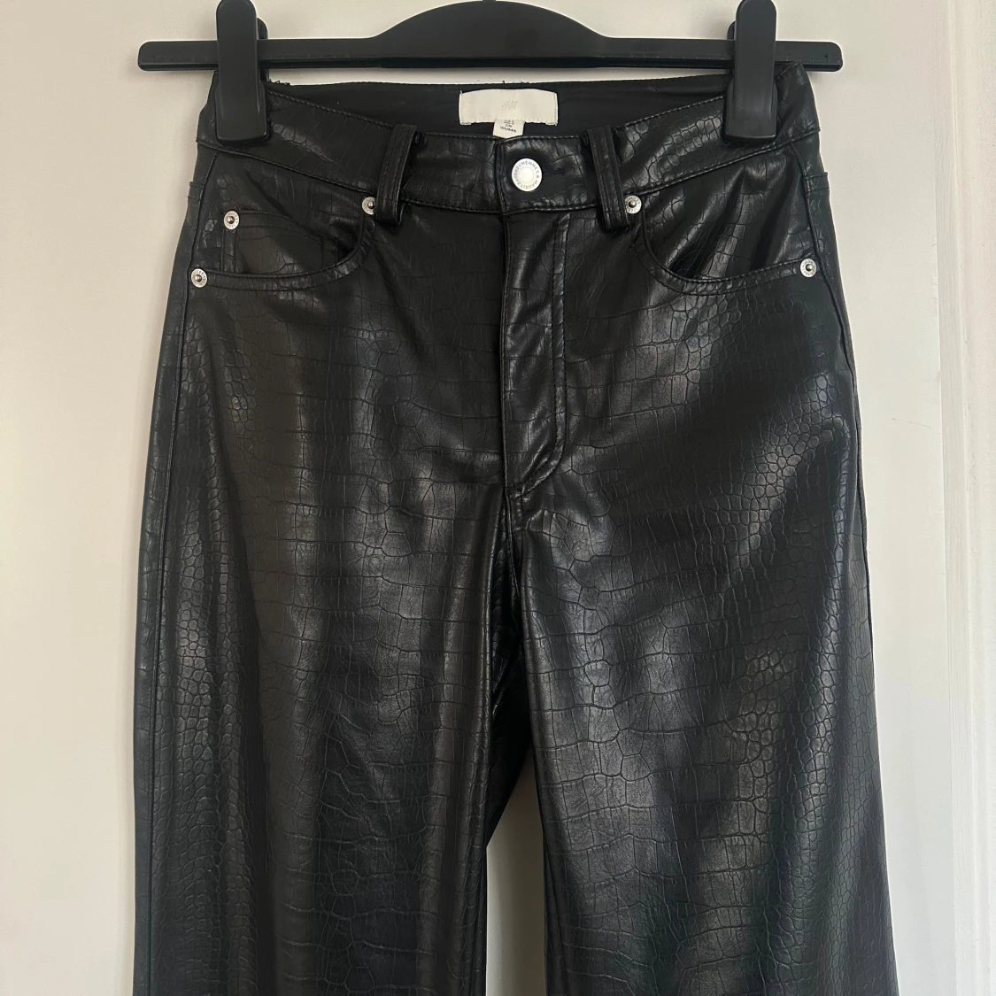 Svarta croc-mönstrade skinnbyxor  - 2