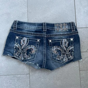 Mörkblå jeansshorts från Miss Me - Snygga mörkblå jeansshorts från Miss Me.