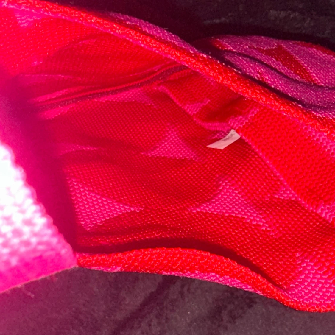 Rosa och röd shoppingväska med mönster - 1