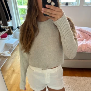 Grå stickad tröja  - Jättefin och mysig grå stickad tröja. Nästan aldrig använd. Från zara