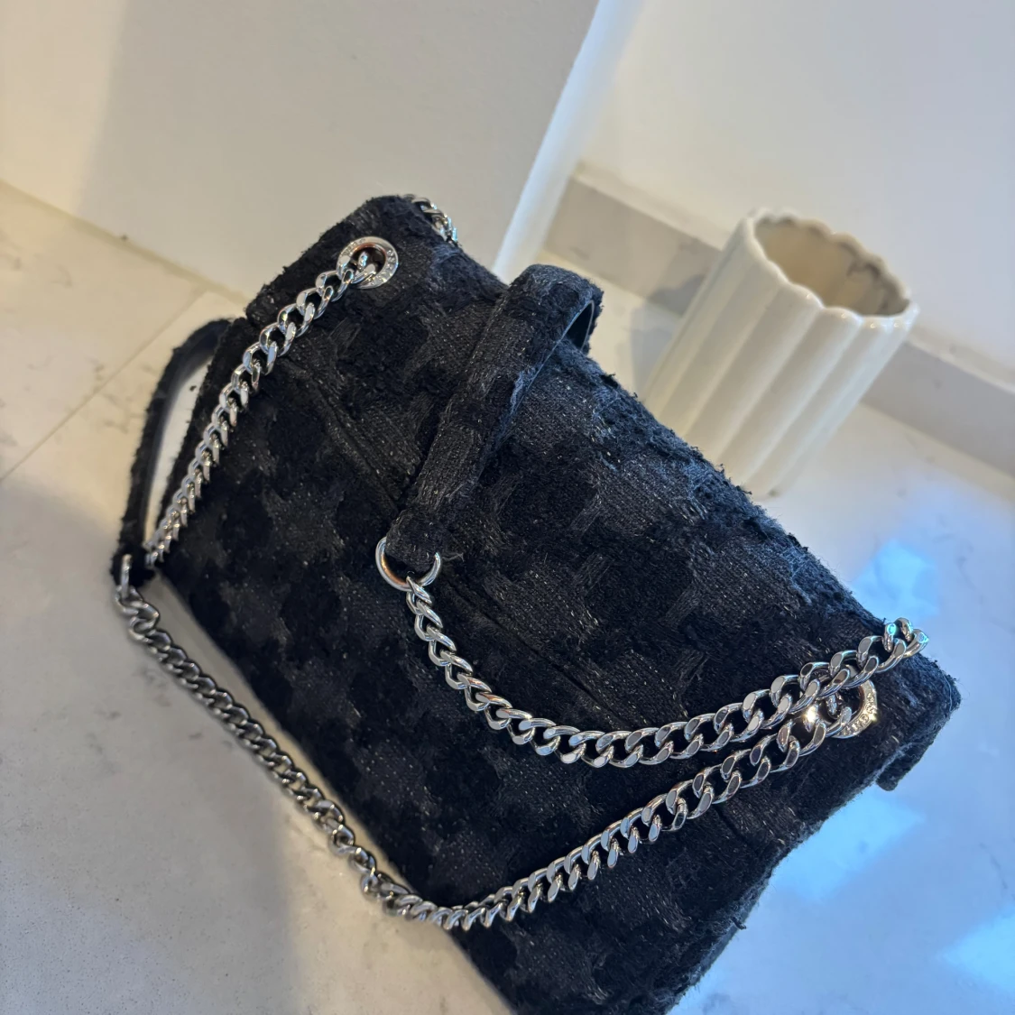 Svart axelväska Sandro med kedja - 4