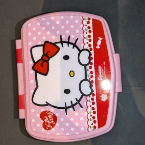 Sanrio Hello Kitty matlåda - Matlåda från sanrio med hello Kitty på, går att använda som matlåda eller förvaring 