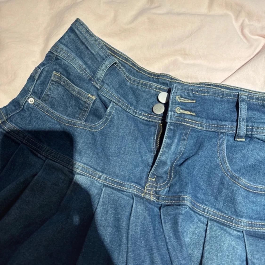 Plisserad jeanskjol med fickor - 1