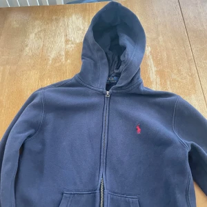 Polo tröja blå - Här har ni en snygg blå polo Ralph lauren tröja. Mjuk, skön och aldrig använd 