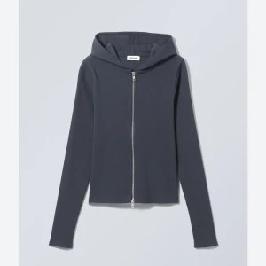 Mörkgrå tight hoodie med dragkedja Weekday - Snygg mörkgrå hoodie från Weekday med hel dragkedja framtill och huva. Tröjan är långärmad och har en stilren, minimalistisk design i mjukt material. Perfekt för en chill och avslappnad look.