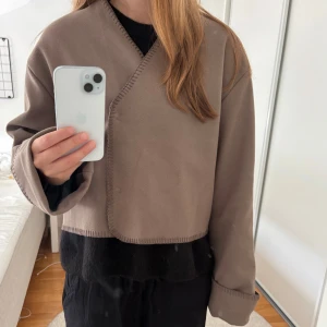 Brun jacka, Gina Tricot  - Säljer en brun jacka med loose passform och långärmade ärma från Gina Tricot. Jag säljer jackan då den inte kommer till användning och jag endast använt den ett par fåtal gånger innan.
