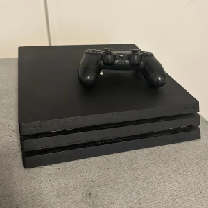 PlayStation 4 PRO 1TB - Funkar perfekt