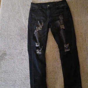 Svarta jeans - Köp innan kl 19.00-20.00 och den shickas iväg samma dag 🚚