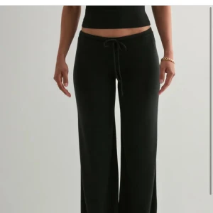 My chill pants  - My chill pants från Nelly i svart. Storlek xxs. Lappen kvar. Lågmidjade mjukis 