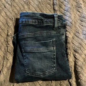 Mörkblåa jeans - Snygga jeans har tröttnat på dom men väldigt bra skick!