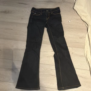 Mörkblå bootcut jeans med kontrastsömmar - Jätte snygga jeans från weekday som jag bara använt ett par fåtal gånger, jag är 167 lång och dom passar mig. Eftersom weekday har konstiga storlekar och jag inte minns vilken jag har i dessa men skulle säga att det är storlek S. bilder på kan skickas om de skulle önskas 