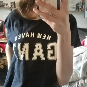 Mörkblå GANT t-shirt  - Snygg mörkblå t-shirt från GANT💓💞