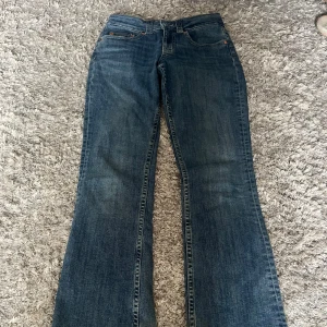 Low waist jeans - Blåa bootcut lowwaist jeans med snygga bakfickor!