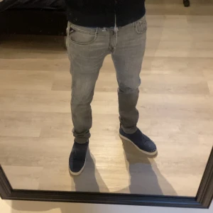 Replay Anbass jeans  - Snygga grå jeans från replay i modellen Anbass som är i väldigt bra skick. Perfekt till dig som söker en trendig och stilren look! W:29 L:32