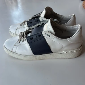 Valentino Opens - Valentino garavini. Valentino Opens. Storlek 46. Men sitter 45. Säljer då jag har växt ur de. Hör av dig om du vill ha mer foton eller har några frågor!😁