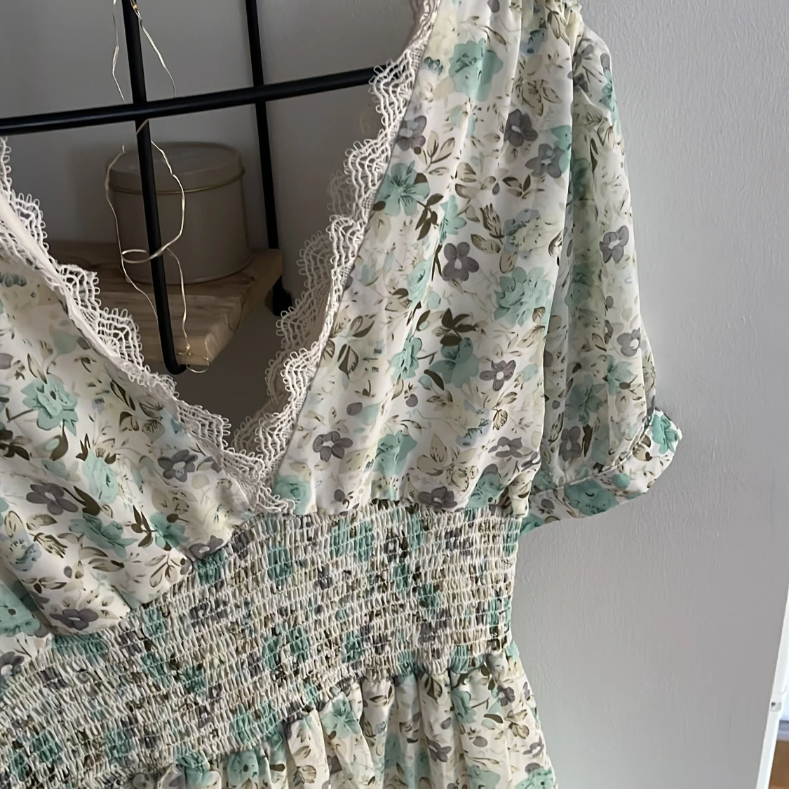 Blommig kortklänning med spetsdetaljer - 4