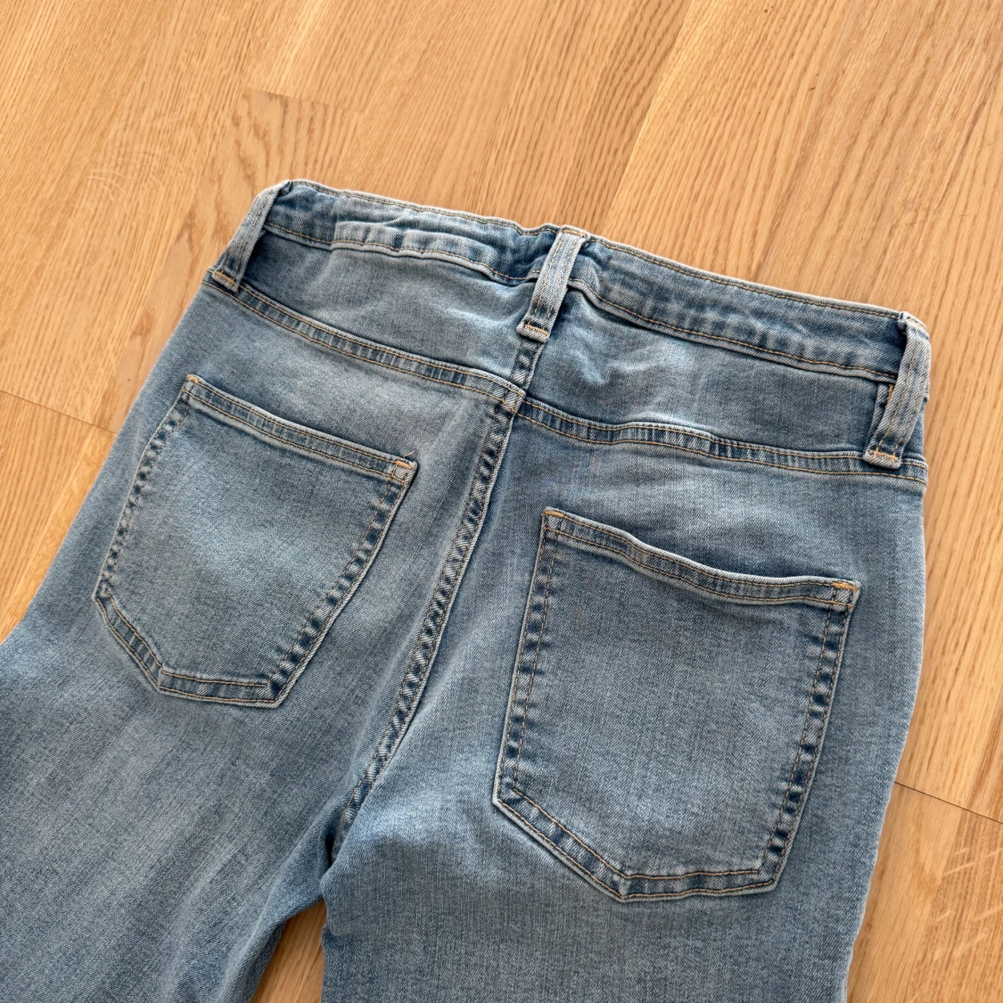 Light blue wash flare jeans, nästan helt oanvänd! - 4